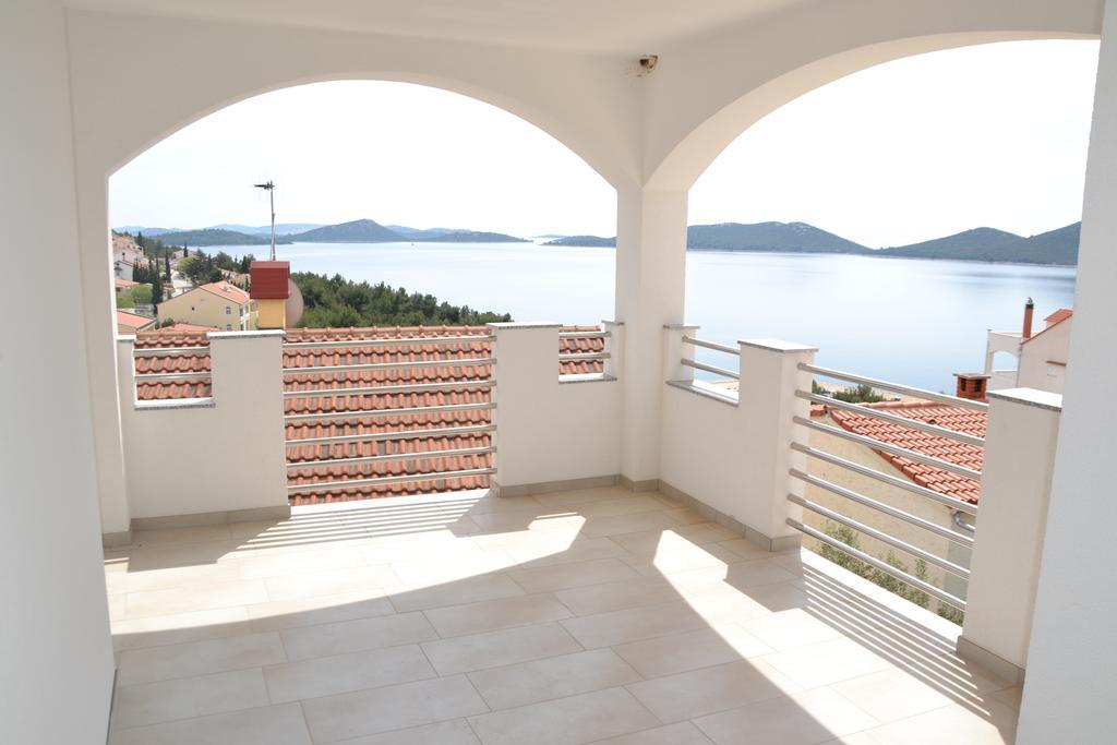 House With Sea View Apartment Drage Exterior photo